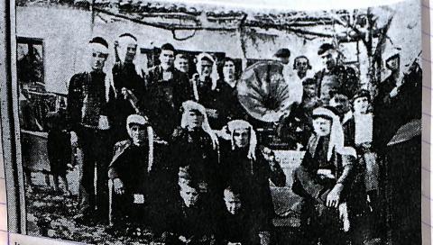 Νέοι της Ορεστιάδας λένε τα κάλαντα