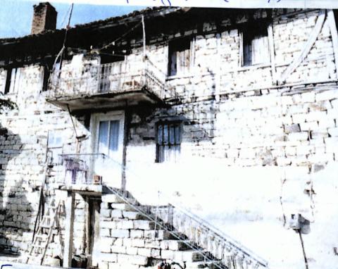 << Σε αυτά τα σπίτια τα ψηλά >> : Χαρακτηριστικό << ψηλό >> Μεταξαδιώτικο σπίτι με δύο ορόφους κ' υπόγειο.