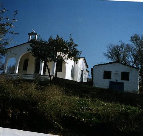 Το καινούριο και το παλιό εκκλησάκι της Ζωοδόχου Πήγης
