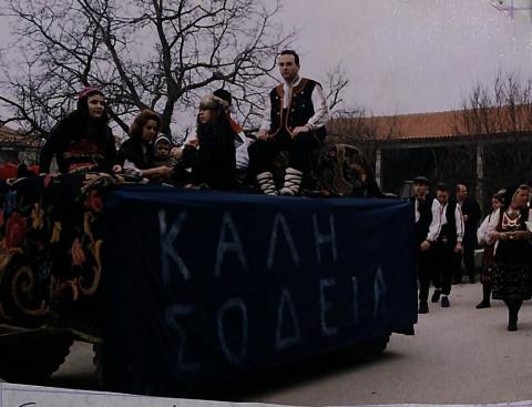 Το άρμα του Μπέη και οι συνοδοί του καθώς γυρνάνε το χωριό
