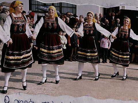 Ο χορός που στήνονται όλοι στην πλατεία του χωριού για τον Μπέη