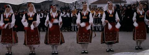 Ο χορός που στήνονται όλοι στην πλατεία του χωριού για τον Μπέη
