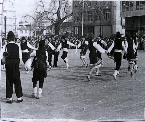 Ομαδική φωτογραφία. Άτομα που χορεύουν και φορούν παραδοσιακό ένδυμα. Ασπρόμαυρη φωτογραφία
