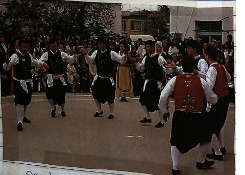 Γλεντζέδες οι κάτοικοι της Θάσου τιμούν τις παραδόσεις του αλλά και τις χαρές της ζωής μη εγκαταλείποντας την τοπική ενδυμασία