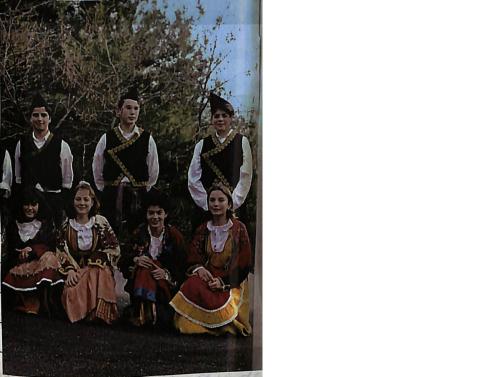 Συγκρότημα παραδοσιακών χορών. Άξιο παρατήρησης αποτελεί η τοπική ενδυμασία
