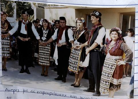 Άνδρες με «καβουράκια» και γυναίκες με μαντίλες